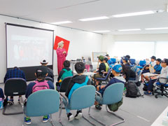 JICA東北を訪れた小学生。