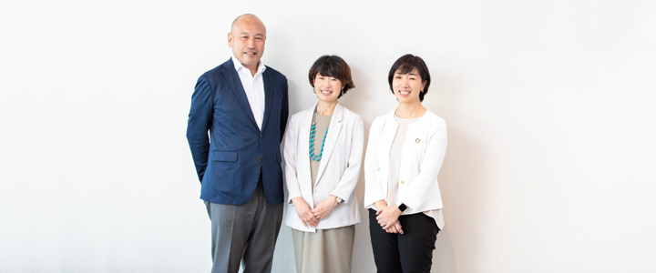 左から岩上憲三さん、山本英里さん、岩附由香さん