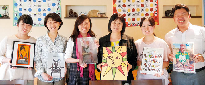 えひめグローバルネットワーク　竹内よし子さん（写真右から3人目）「研修では商品開発まで予定していませんでしたが、回を重ねるうちに実際にできたことを喜ばしく思っています。NGOとしての力もつけられたと感じています」