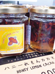 エクアドル産のローストカカオ豆と今治産のはちみつ、レモンをブレンドした「ハニーれもんカカオ」など、地産地消とフェアトレードを組み合わせた商品も開発している。
