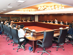 NGO・外務省定期協議会の全体会議（写真提供：外務省）。