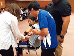 けが人の止血の訓練の模様。