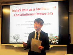 英国のサセックス大学内のIDSで、インドの新興国援助を例に民主化支援の手法を発表する志賀さん。