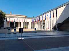 フランス財務省で開かれるパリクラブ（債権国会合）にも定期的に参加している。債権国が債務国の経済状況や債務のくり延べについて協議を行う。