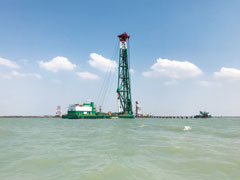 インドネシアのパティンバン港開発事業で、沖合にコンテナターミナルを建設している様子。