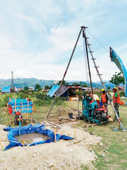 液状化が発生した地域ではボーリング調査を継続中。対策として、水抜き井戸の建設も計画されている。