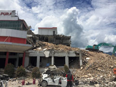【病院を建てる】耐震性が不十分であったために地震で一部倒壊したパル市の公立病院。現在は整地されており、再建に向けた計画が進められている。