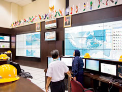 2004年のスマトラ島沖地震をきっかけに開発されたインドネシア津波早期警報システム。インドネシア各地に設置された地震計のデータを収集分析して津波警報を発令する。