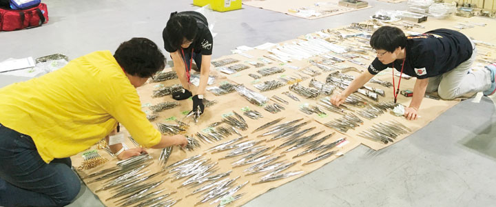 成田倉庫で行われた医療資機材のメンテナンス会。在庫数や動作、使い方などを確認する（メディカル・サプライ班）。