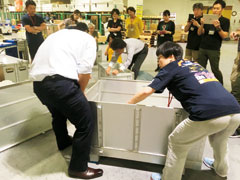 梱包の素材を検討している。