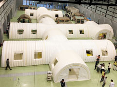 診察や手術に使う十字テントを実際に設営し一連の流れを訓練。