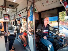120～150人ほど乗車するが、ピーク時には200人になることもある。