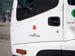 日本から供与されたごみ収集車のドアには日本の国旗が印されている。