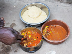 ナイジェリアの一般的な食事。メイズ（トウモロコシ）の粉を練った主食（写真上）と、ナスをメインに甘唐辛子と干し魚を加えたソース（写真下）。