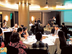 医師・栄養士向けの食事療法紹介・事業報告会の様子。