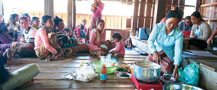 離乳食教室の様子。各郡レベルでの自治体予算を獲得して、自立的に離乳食教室を運営・実施していこうという動きがみられる。