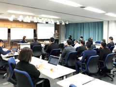 留学生は就職活動の準備のため企業交流会（JICAが開催）に参加。卒業後の就職先になるかもしれない企業の説明に熱心に耳を傾けた。
