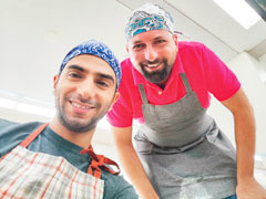 大学の学園祭で、ヒジャズィさんは友人らとシリアの料理をふるまった。勉学に励みながら、学生生活も楽しんでいる。