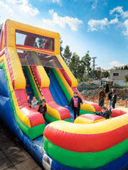 紛争により障害のある子どもも多い。キャンプ内の公園に、障害のある子どもでも安全に遊べる風船タイプのすべり台をJICAの支援で設置。