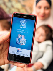 アプリ版は、UNRWAのEヘルスという電子カルテとデータを共有。かかりつけ以外の医師も母子の健康状態のデータを閲覧して診断できる。