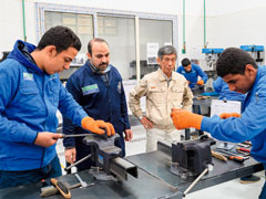 エルアラビ技術高校の機械科の授業。実習時間が多いのが特徴だ。奥はJICA専門家の宮本滋さん。