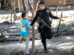 警察官と話をする子ども。警察官と身近に接することで、日常生活から犯罪の芽を摘むことにもつながる。