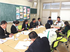 視察後には日本の教員に授業に関して質問し、指導書の活用方法を学んだ。