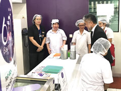 APCDの敷地内にある「60 Plus+ Bakery & Café」では、タイ・ヤマザキ社から技術指導を受けた障害者たちが、いろいろな業務に携わっている。
