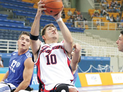 2004年アテネパラリンピックに出場。日本チームは8位に入賞した。