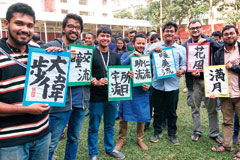 課外活動のダッカ日本人学校訪問では、生徒たちが研修生の名前を漢字で書いてプレゼント。交流で日本文化への理解も深まる。