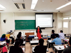 宮崎大学での研修の様子。大学はB-JET修了生の寮生活もサポートする。