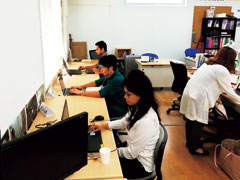 宮崎市内のIT企業でインターンシップを体験するB-JET修了生たち。バングラデシュとは異なる企業文化にも徐々に慣れていく。