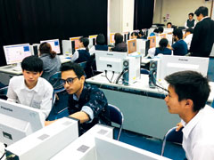 市内の高校で行われたプログラミング教室。B-JET修了生が教え、幅広い世代との交流を図っている。