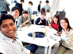 宮崎大学で研修中、地元の高校生たちにプログラミングを教えた。