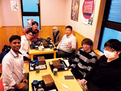 オフィスのメンバーで食事へ。週末には日本でできた友人らと遊びに出かけることも。