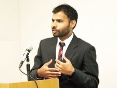 在日インド大使館で地震防災の研究成果についてスピーチするクマールさん。