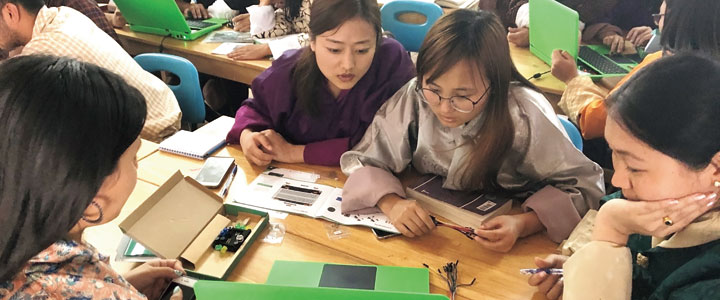 ファブラボ、もの作りと親和性の高い「Pi-Top（注1）」に夢中になるCSTの学生。 （注1）プログラミングと電子工作学習のために作られた、ノートバソコンを自作できるキットのこと。