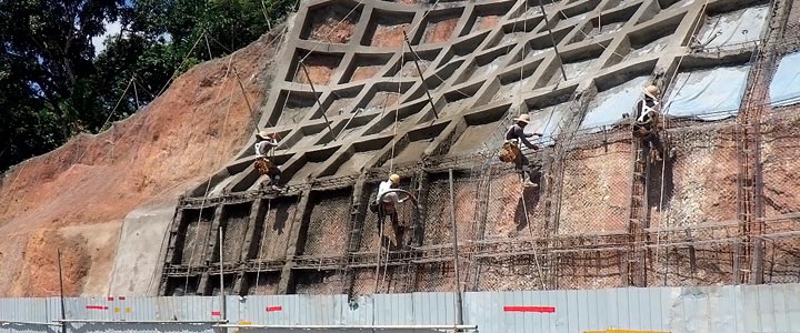 金網でフレーム材を作り、コンクリートを吹き付ける吹付法枠工。日本では一般的だが、スリランカではまだ新しい。