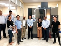 立形（たてがた）マシニングセンタや3次元測定器やCAD（注）など日本製の機材はJICAがラクナウ校に供与した。 （注）Computer Aided Designの略。手作業で行っていた設計や製図をコンピューターで行うプログラム。
