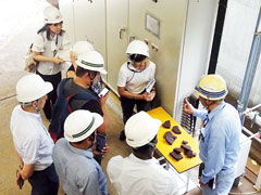 【視察の受け入れ】日之出産業が事業に取り組むカガヤンデオロ市から汚水処理の関係者が来日し、横浜市内の工場排水処理場を視察した。