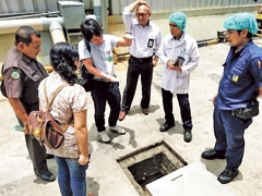 ホテルのほか、家庭排水が集まる地域の排水状況を調べた。