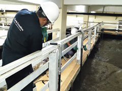 バリ島にあるリゾートホテルの浄化槽でメンテナンス作業。