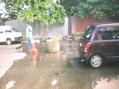 下水管の損傷により、水が溢れ出しているクアラルンプールの道路。