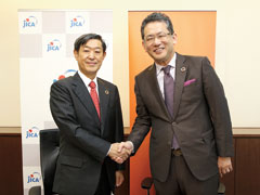 覚書を交わした際の様子。JICA理事長・北岡伸一（左）と、LIXILグループ代表　執行役社長　兼　CEOの瀬戸欣哉さん。