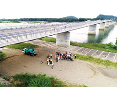 岐阜県の各務原大橋で留学生を対象に行われた特別プログラム研修。先端技術を使った点検のデモンストレーションが行われた。