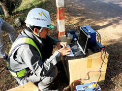 長崎大学総合生産科学域（工学系）准教授の西川さんらが、ラオスのベイリー橋の実態を調査するために行った実験や計測　その2。