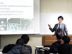 「道守」の技術者養成プログラムの仕組みをJICAの研修で講義する西川さん。