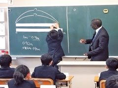 研修では日本の小学校で模擬授業を実施。教師の教え方次第で子どもたちの反応が変わる。