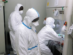 ザンビアでのBSL（注）3実験室における作業風景。 （注）バイオセーフティ・レベル。微生物・病原体等を取り扱う施設の格付け。1～4のレベルがあり、数字が大きいほどリスクの高い病原体などを扱うことができる。