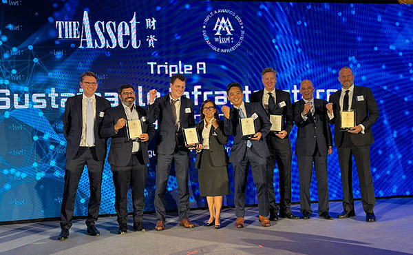The award ceremony (Manager Yasumura is fourth from the right)